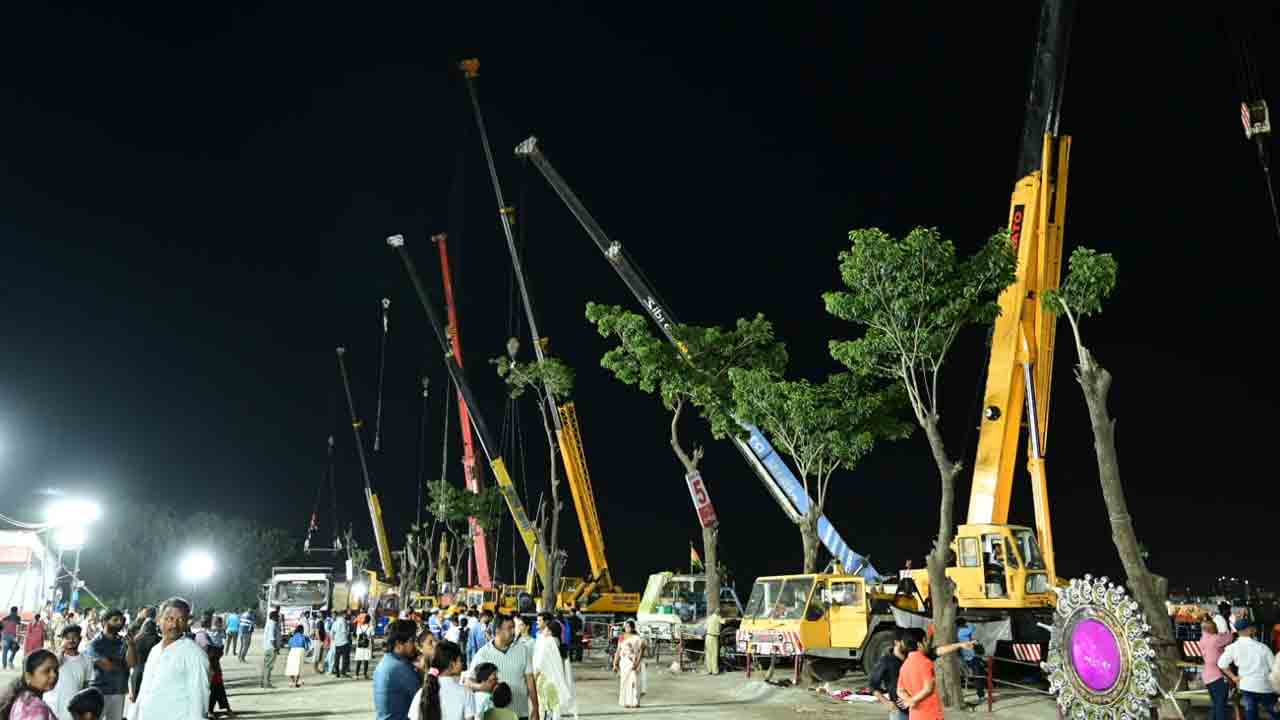 Ganesh Immersion: గణేశ్ నిమజ్జనం వేళ.. లైటింగుల వెలుగులో ట్యాంక్ బండ్