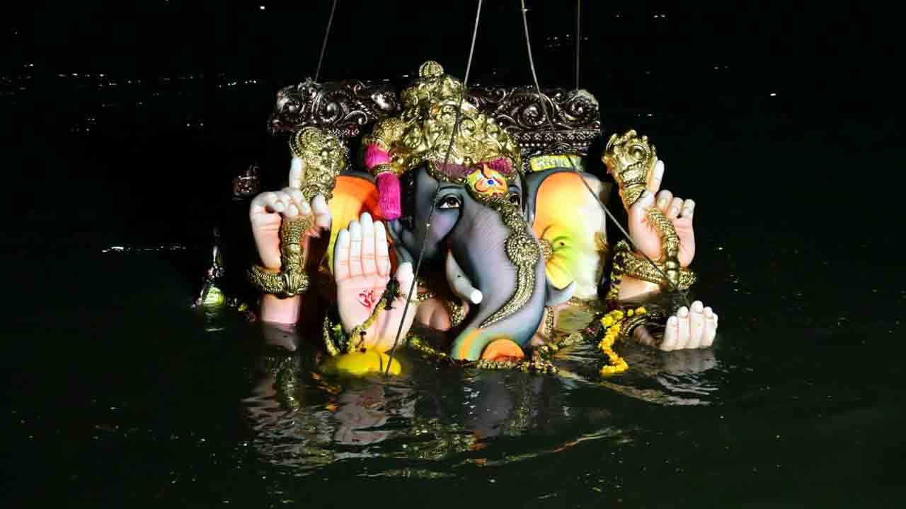 Ganesh Immersion: గణేశ్ నిమజ్జనం వేళ.. లైటింగుల వెలుగులో ట్యాంక్ బండ్