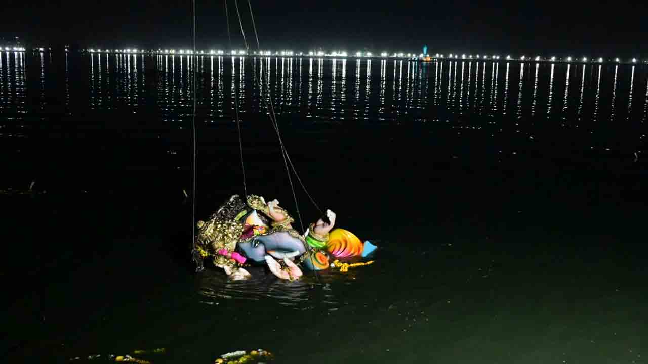 Ganesh Immersion: గణేశ్ నిమజ్జనం వేళ.. లైటింగుల వెలుగులో ట్యాంక్ బండ్