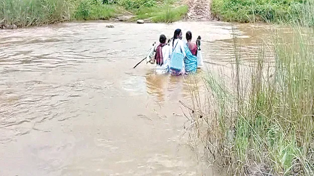  Vaccines వాగు దాటి.. వ్యాక్సిన్లు వేసి