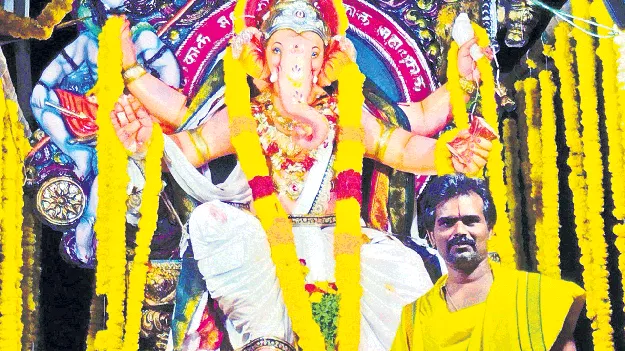 ఒక్కొక్కటిగా తరలుతున్న గణనాథుని విగ్రహాలు 