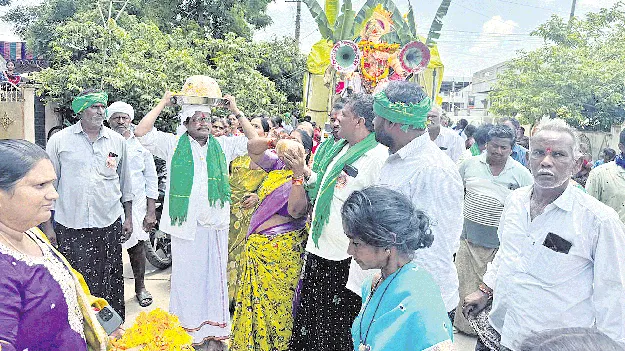 కోలాహలంగా వినాయక నిమజ్జనాలు