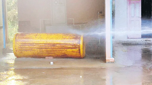 వాటర్‌ ప్లాంట్‌లో క్లోరిన్‌ గ్యాస్‌ లీక్‌