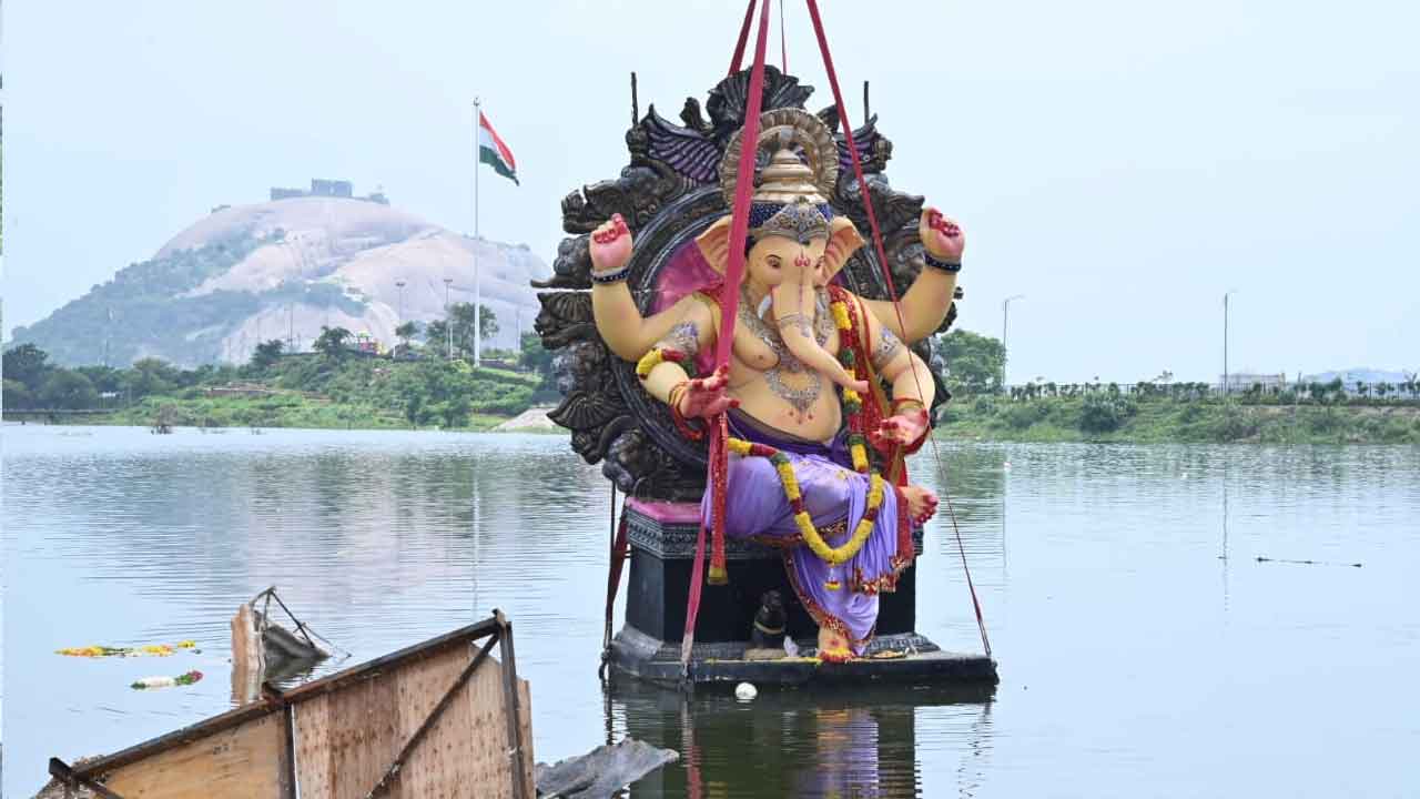 Ganesh immersion Yadadri Bhuvanagiri: భువనగిరి గణేష నిమజ్జనాల్లో భక్తుల రాస్తారోకో..