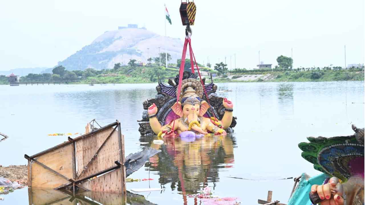 Ganesh immersion Yadadri Bhuvanagiri: భువనగిరి గణేష నిమజ్జనాల్లో భక్తుల రాస్తారోకో..