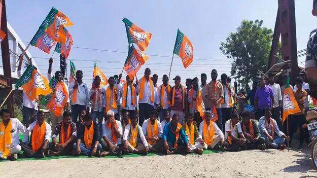 రైల్వే బ్రిడ్జి పూర్తి చేసి సర్వీస్‌ రోడ్‌ నిర్మించాలి 