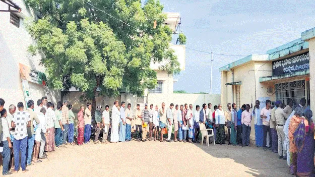 యూరియా కోసం బారులుతీరిన రైతులు 