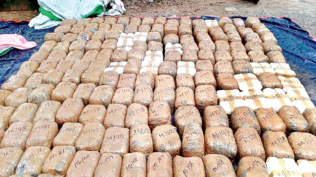 డబ్బు ఆశచూపి.. స్మగ్లింగ్‌లోకి దించి