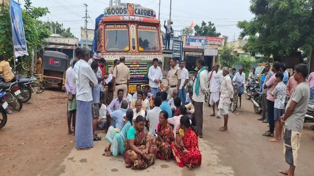 యూరియా కోసం రోడ్డెక్కిన  రైతులు 