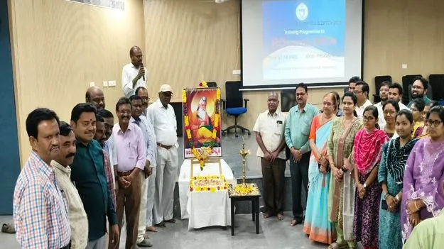 మహనీయుల జీవితాలను ఆదర్శంగా తీసుకోవాలి