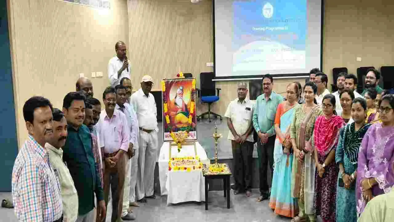 మహనీయుల జీవితాలను ఆదర్శంగా తీసుకోవాలి