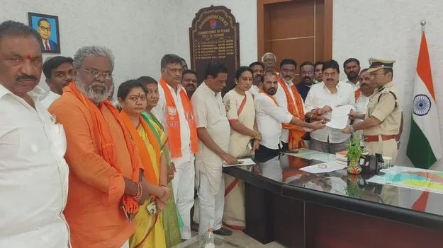 పోలీసులు కాంగ్రెస్‌ కార్యకర్తల్లా వ్యవహరిస్తున్నారు 