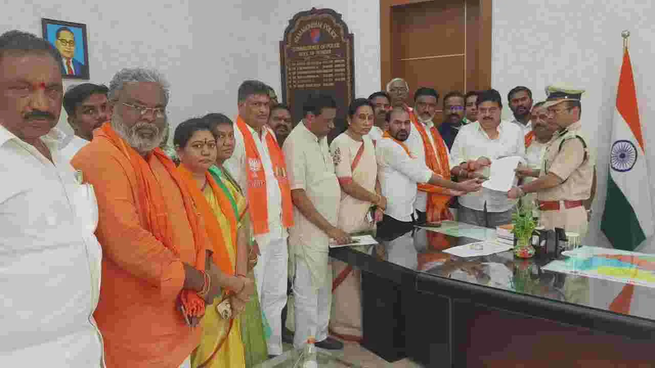 పోలీసులు కాంగ్రెస్‌ కార్యకర్తల్లా వ్యవహరిస్తున్నారు 