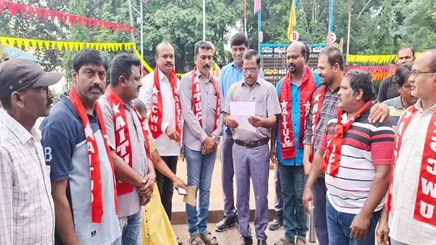 దసరా సెలవు మార్చాలని ఏఐటీయూసీ ఆందోళనలు