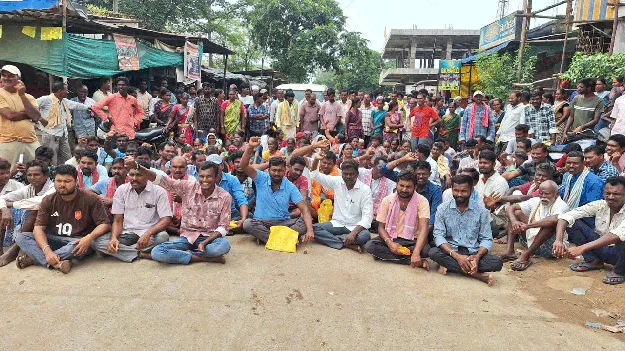 kumaram bheem asifabad- యూరియా కోసం రైతుల రాస్తారోకో