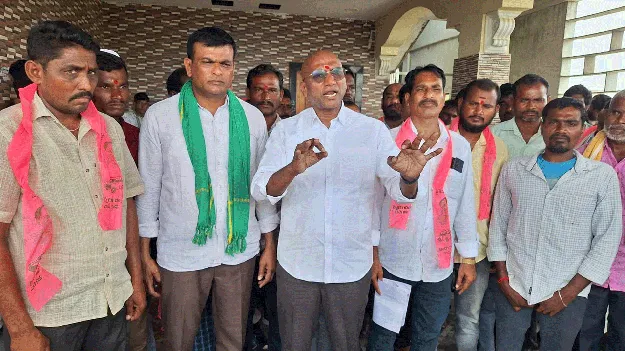 kumaram bheem asifabad- కాంగ్రెస్‌, బీజేపీ నాయకుల యూరియా దందా