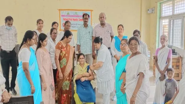 వైద్య సిబ్బంది వ్యాధి నిరోధక టీకాలు తీసుకోవాలి 