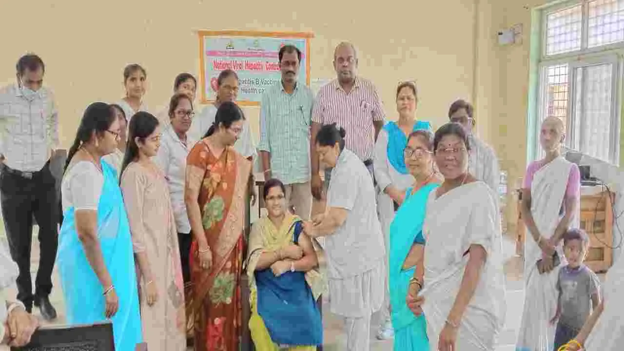 వైద్య సిబ్బంది వ్యాధి నిరోధక టీకాలు తీసుకోవాలి 