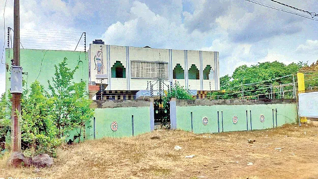 బొమ్మ పడట్లేదు !