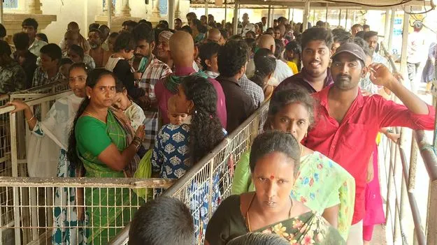 కిటకిటలాడిన చిన్న తిరుపతి