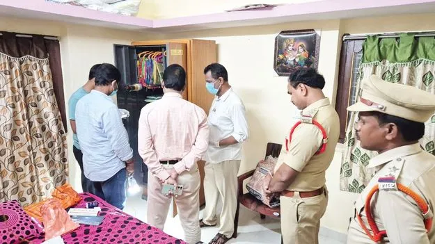 రెండిళ్లలో చోరీ