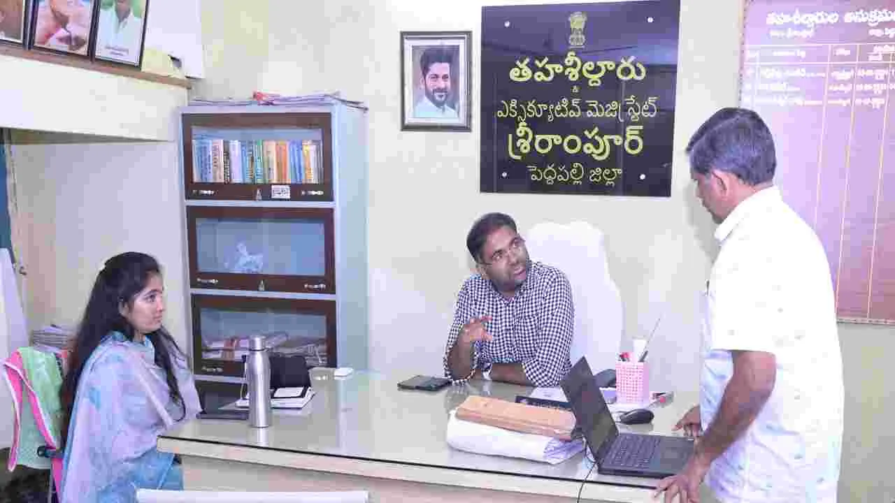 భూ భారతి దరఖాస్తులను సత్వరమే పరిష్కరించాలి 