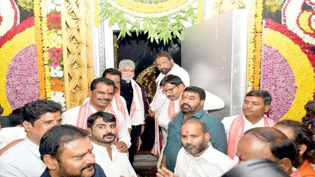 కురుమూర్తిస్వామిని దర్శించుకున్న స్పీకర్‌ గడ్డం ప్రసాద్‌