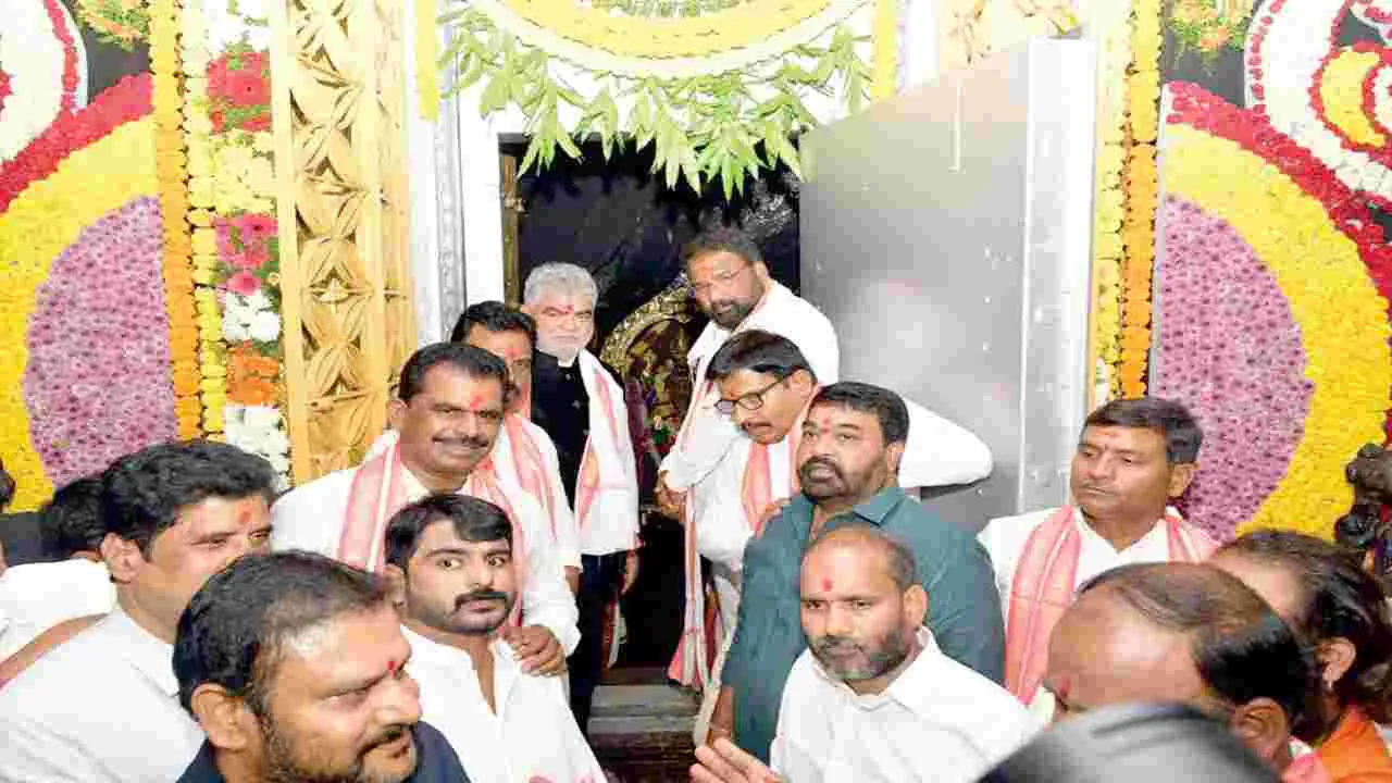 కురుమూర్తిస్వామిని దర్శించుకున్న స్పీకర్‌ గడ్డం ప్రసాద్‌