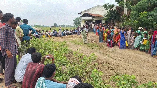 kumaram bheem asifabad- యూరియా కోసం రైతుల పడిగాపులు