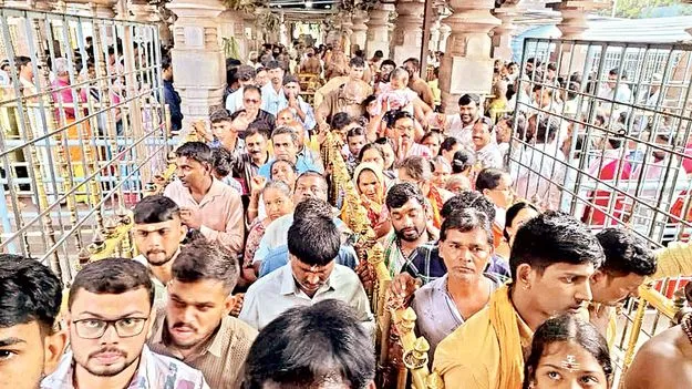 శ్రీశైలానికి పోటెత్తిన భక్తులు