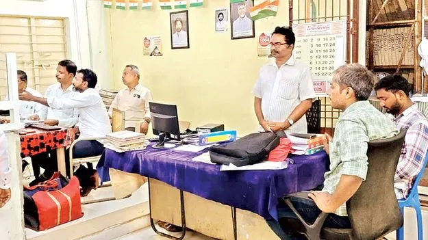   సబ్‌ రిజిస్ట్రార్‌ కార్యాలయంపై ఏసీబీ దాడులు