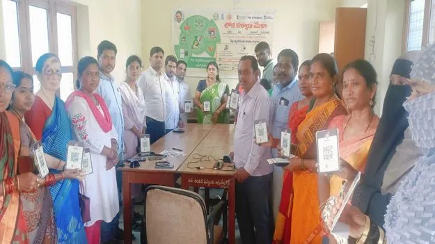 వీధి వ్యాపారులకు స్కానర్ల అందజేత