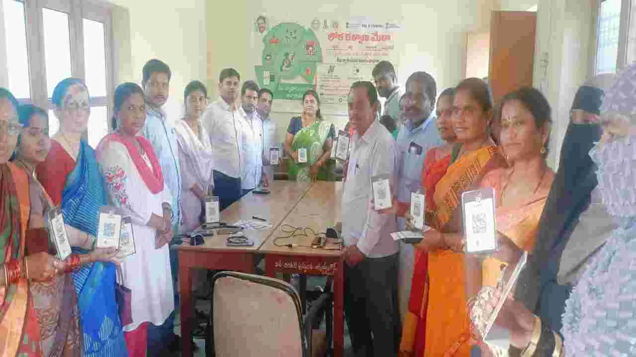 వీధి వ్యాపారులకు స్కానర్ల అందజేత