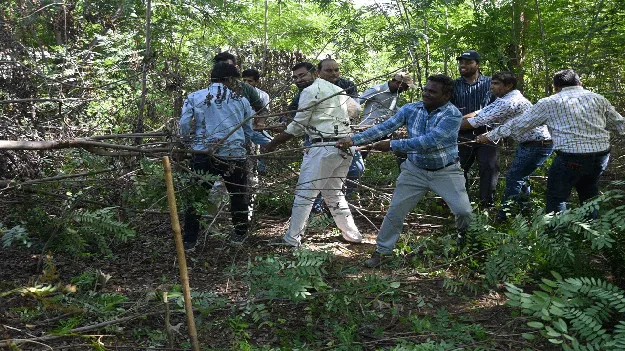 kumaram bheem asifabad- శ్రమదానం చేసి.. చెత్తాచెదారం తొలగించి..