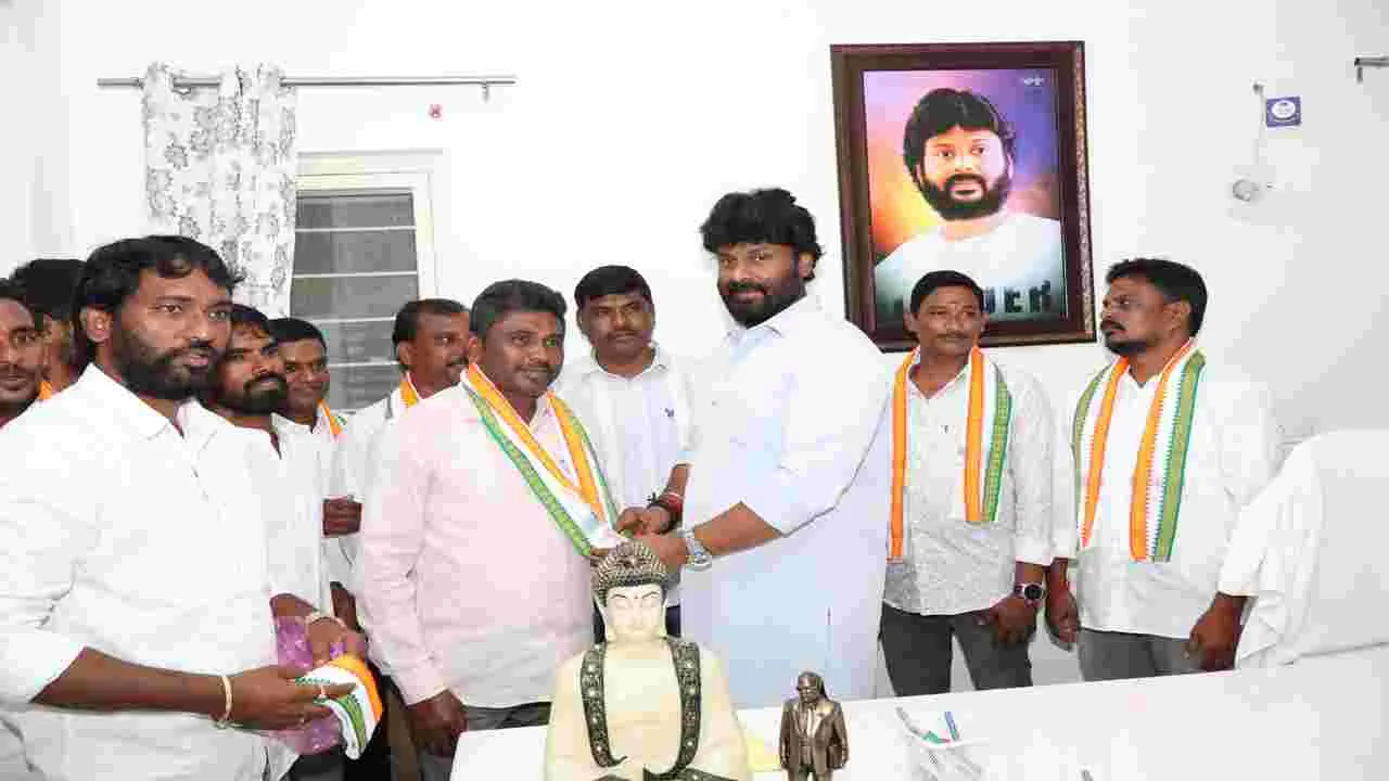 సంక్షేమ పథకాలను గడప గడపకు తీసుకెళ్లాలి