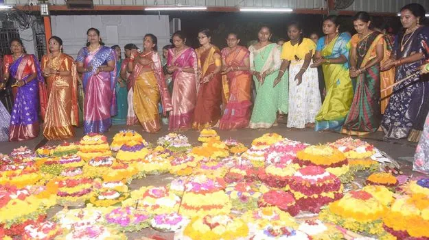 ఒక్కేసి పువ్వేసి చందమామ...