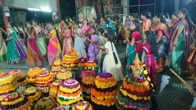 పూతోటలుగా మారిన కూడళ్లు