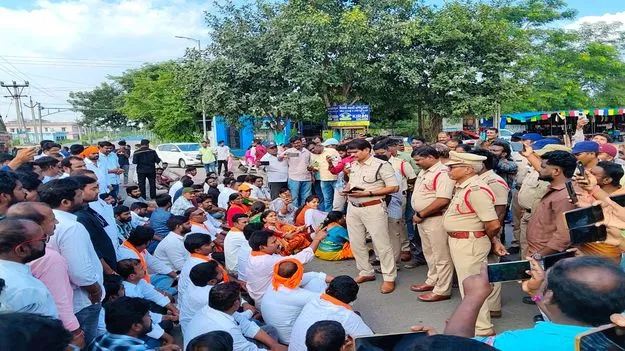 దారి మైసమ్మ గుడుల కూల్చివేతపై నిరసన