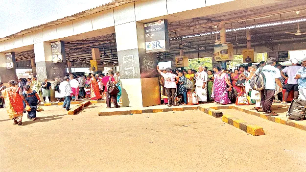 బస్సులు లేక ప్రయాణికుల బేజారు