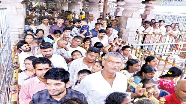 శ్రీశైలానికి పోటెత్తిన భక్తులు