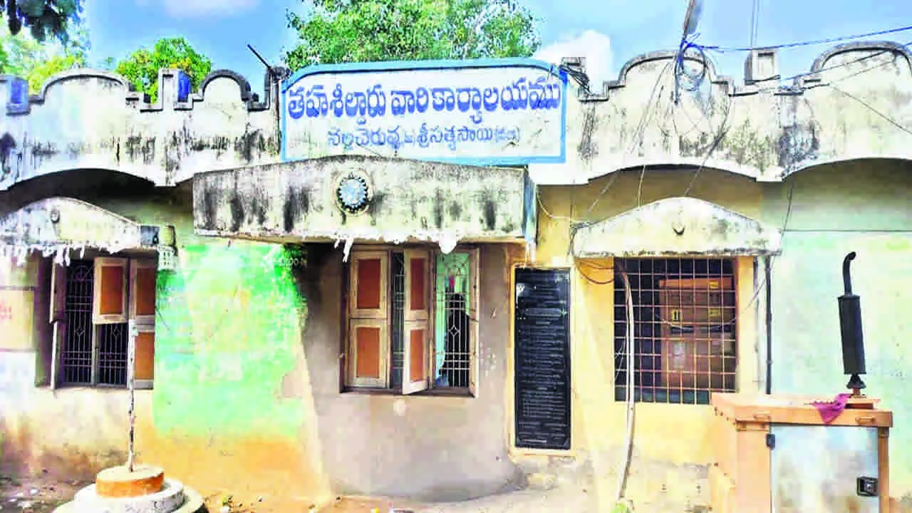 OFFICE: సమస్యల పరిష్కారంలో జాప్యం