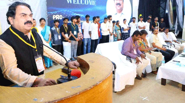 మానవ జీవన వికాసానికి కళలే మూలాధారం