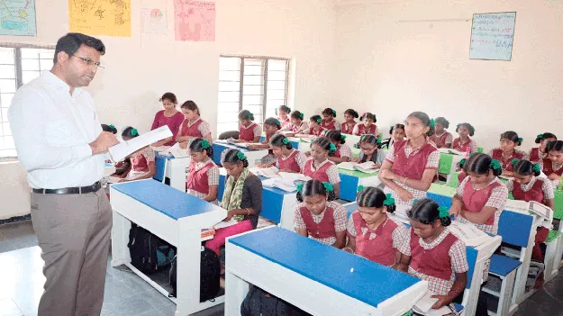 విద్యార్థులకు పాఠాలు బోధించిన కలెక్టర్‌ 