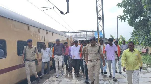 రైల్వేస్టేషన్లను సందర్శించిన డీఆర్‌ఎం