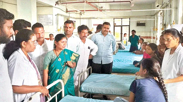 కేజీహెచ్‌లో విద్యార్థినులకు పరామర్శ