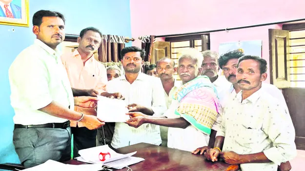 FARMERS: ఇసుక అక్రమ తరలింపును అరికట్టండి