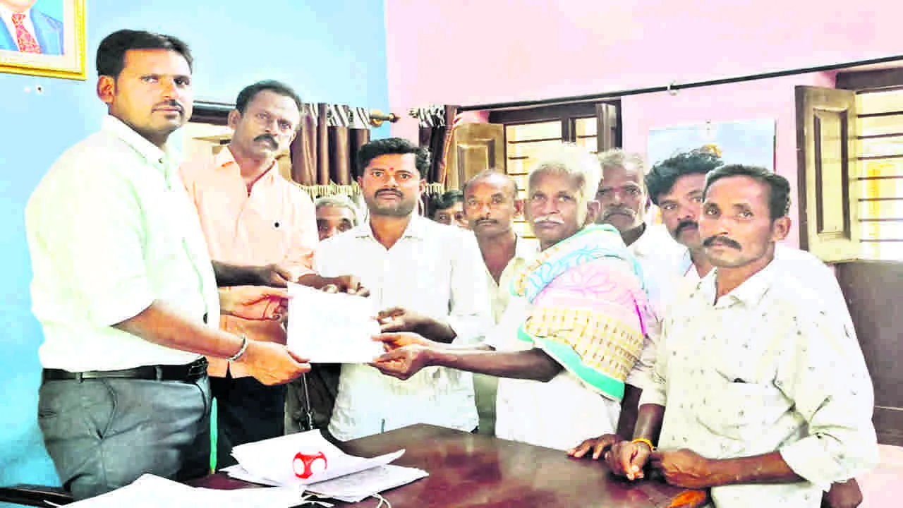 FARMERS: ఇసుక అక్రమ తరలింపును అరికట్టండి