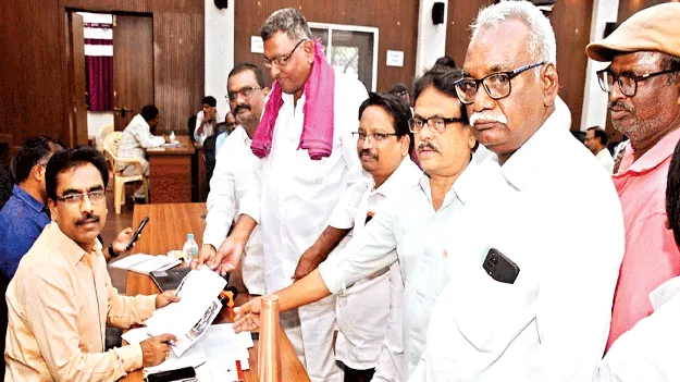 గడువులోగా పరిష్కరించాలి