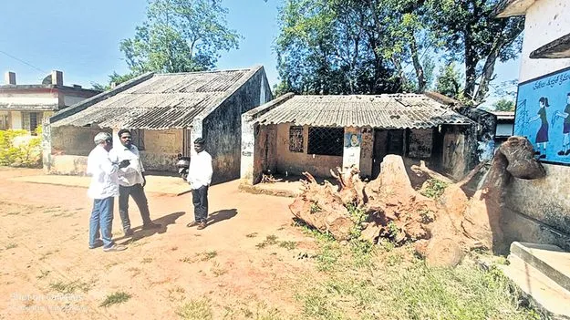 చినలబుడు పాఠశాలలో అన్నీ సమస్యలే..