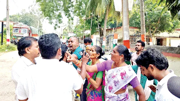   కళ్లు మూసుకున్నారా.. లక్షలు తీసుకున్నారా?